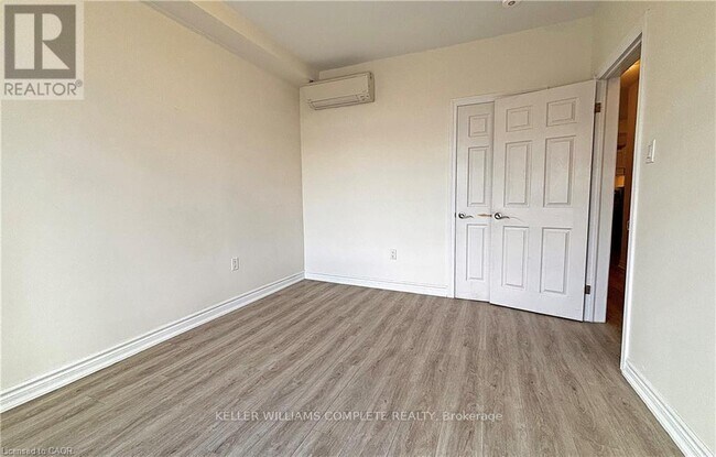 Building Photo - 2 Wentworth St S