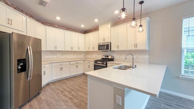 Building Photo - OUTSTANDING 3 BEDROOM PLUS EXTRA LARGE FLEX ROOM PLUS HOME OFFICE! PARK EAST- AZARIO!