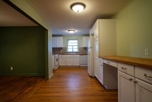 Building Photo - 2063 Delano Dr NE