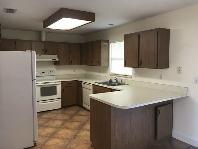 Building Photo - Great New Smyrna Beach Duplex available NOW