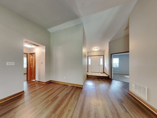 Foto del edificio - MOVE IN SPECIAL! 3 bed 2 bath in Indianapo...