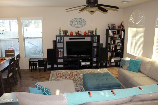 Foto del edificio - 3457 S Swan Dr