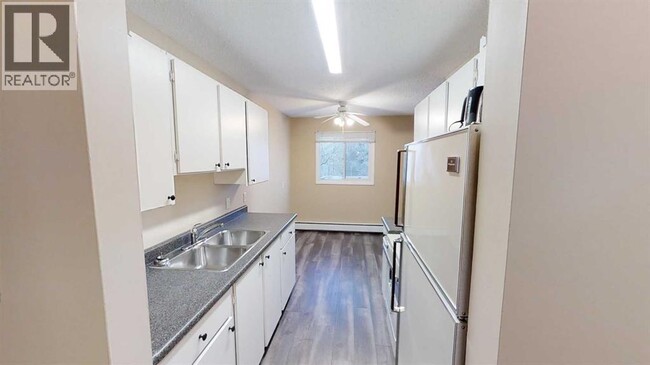 Photo du bâtiment - 10028-10105 105 Ave