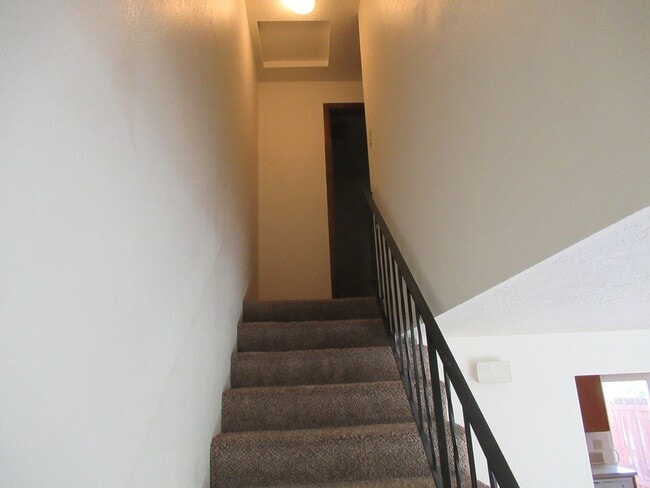 Building Photo - Nice clean 2 bedroom w/ private back yard