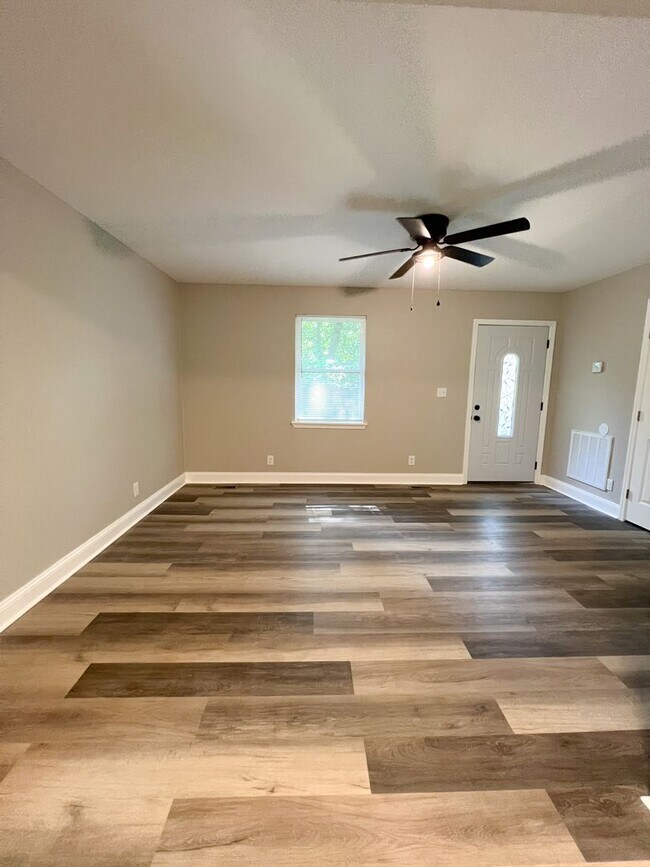 Foto del edificio - Move-In Specials Available! Completely Rem...