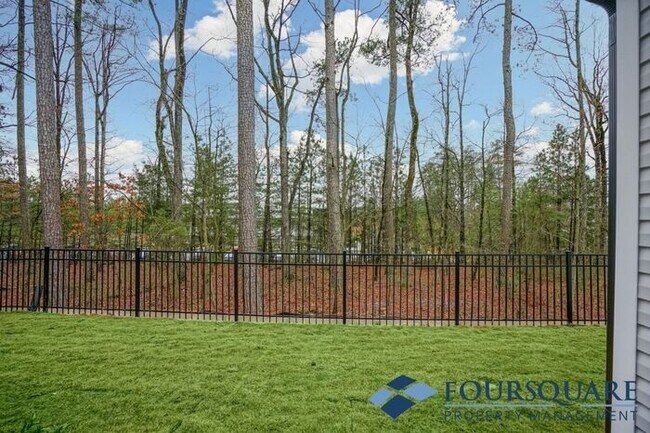 Foto del edificio - Spacious 3-Bed End- Unit Townhome with Mod...