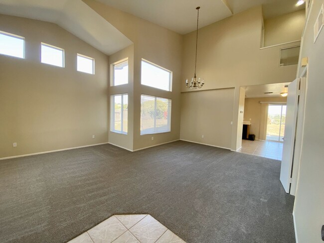 Building Photo - Spacious Four Bedroom Two Story Home in Oc...