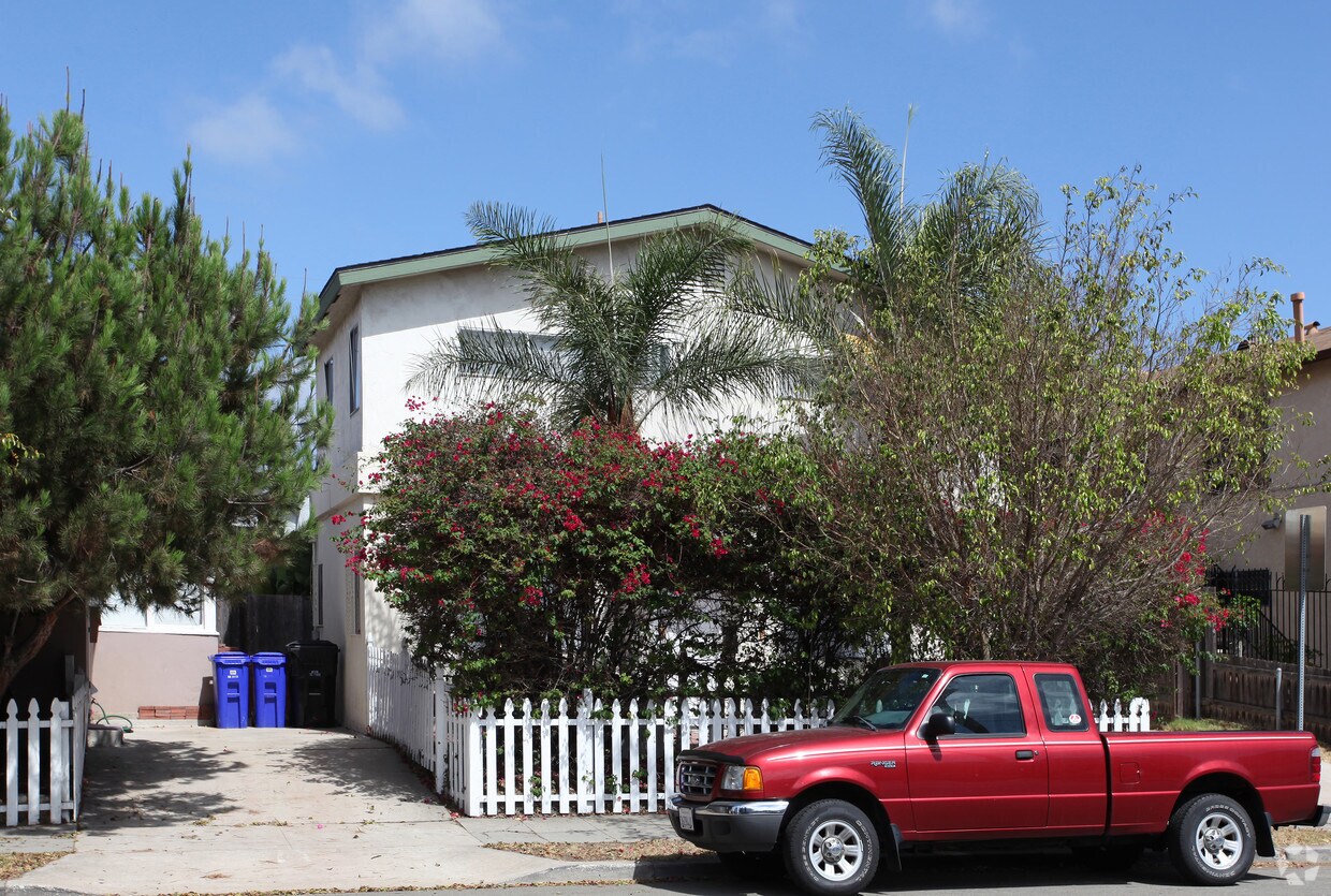Building Photo - 1010 Robinson Ave