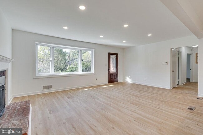 Building Photo - 869 Patrick Henry Dr