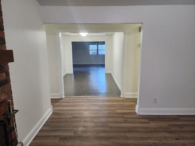 Building Photo - 807 S Jones Ln