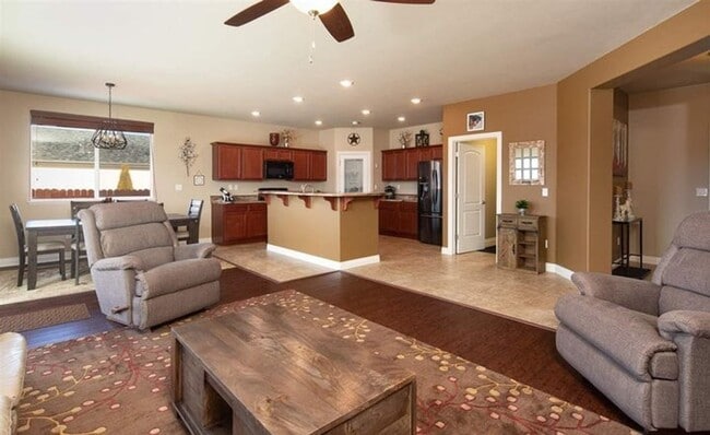 Foto del edificio - Cold Springs Stunner - Immaculate Newer Home