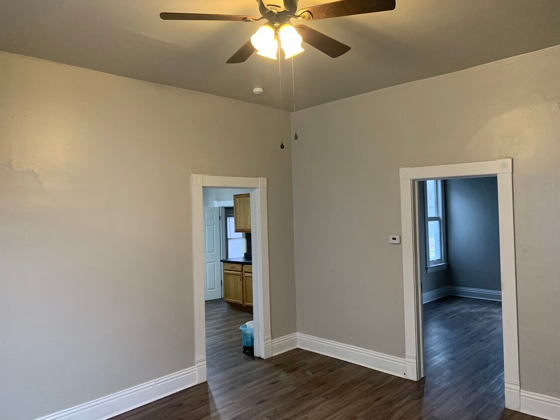 Foto principal - 913 W 10th St