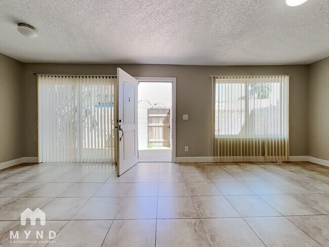 Foto del edificio - 2132 W Glenrosa Ave