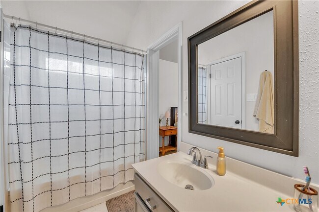 Foto del edificio - 1417 Ridgeway Dr