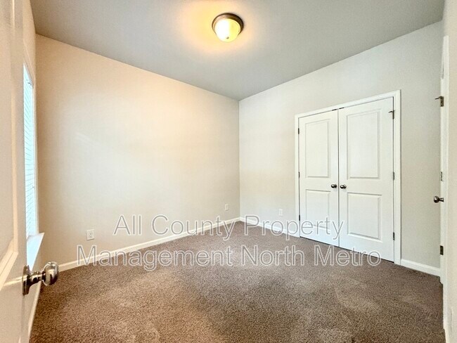 Foto del edificio - 3518 Hidden Valley Cir