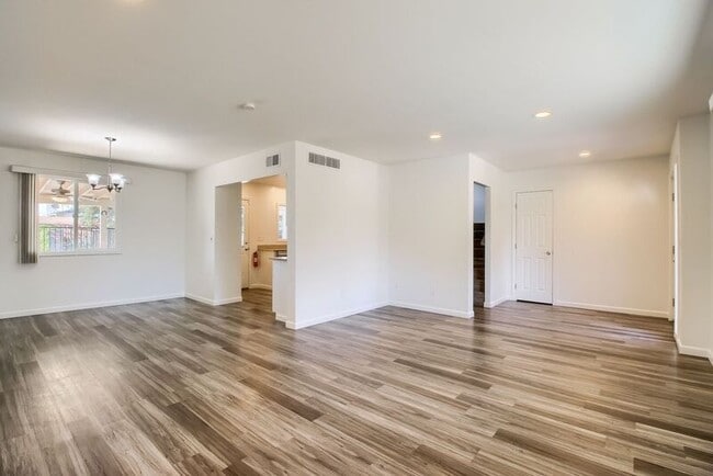 Building Photo - 8707 E Rose Ln