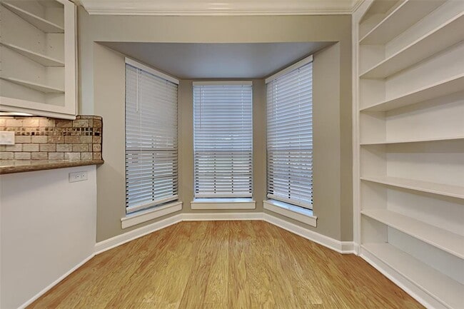 Building Photo - 3918 Forest Village Dr