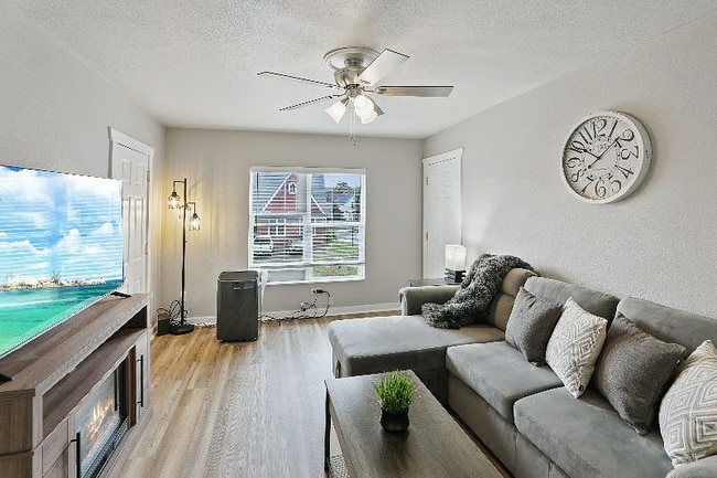 Foto del edificio - 1001 N Elm St