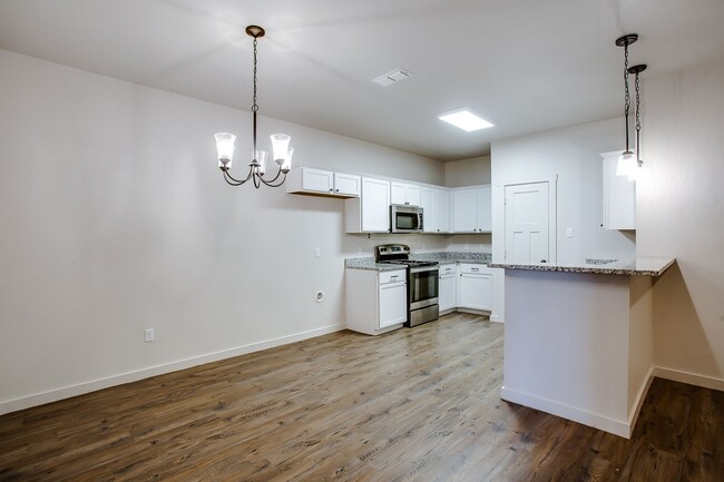 Building Photo - Beautiful Townhome in Viridian!