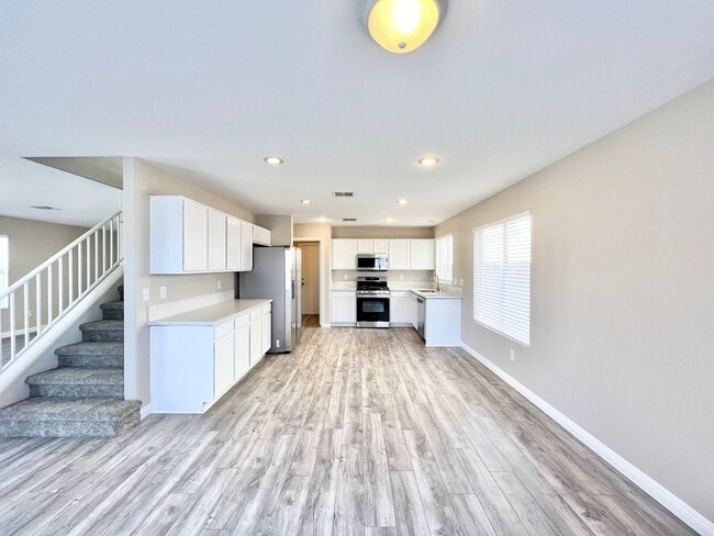 Building Photo - Wonderful 2-story single-family home with ...