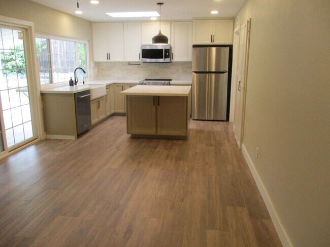 Foto del edificio - Desirable Santee 4 Bedroom Home!