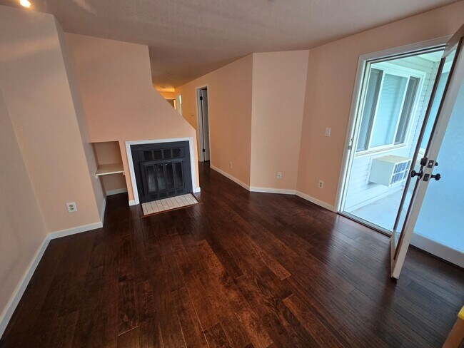 Foto del edificio - Walk to Pearl Street Mall from this adorable, updated 1 bedroom condo at Whittier Square