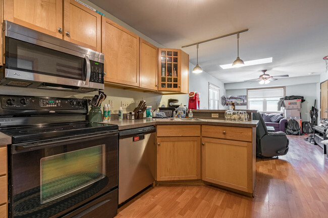 spacious kitchen - 3101 N Newhall St