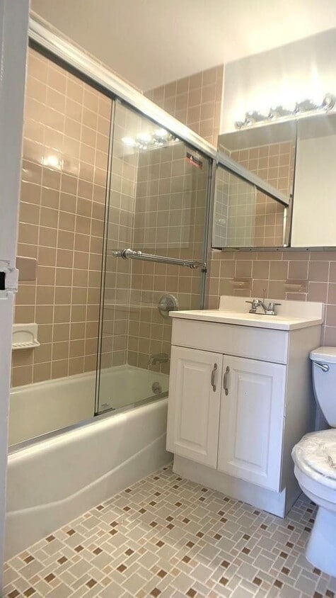 Foto principal - 225 E 10th St