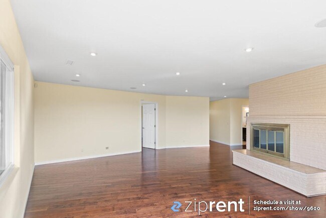 Foto del edificio - 8421 Aster Ave