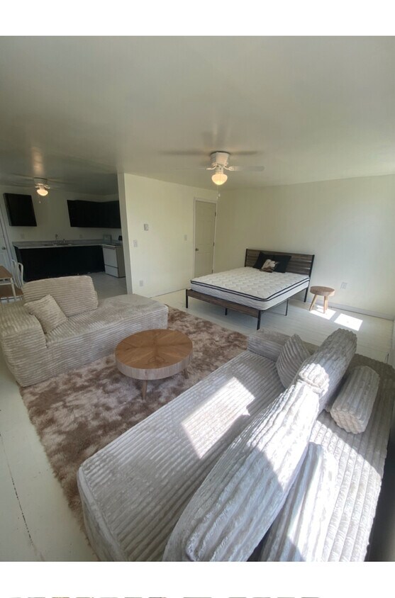 Foto principal - 501 N State Line St