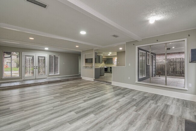 Foto del edificio - 16911 Summit Oaks Ln