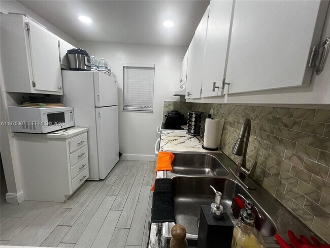 Foto del edificio - 7610 Stirling Rd