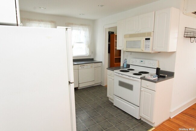 Building Photo - 423 Montauk Hwy