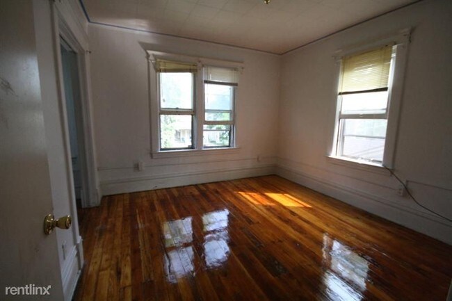 Foto del edificio - 5 br, 2 bath House - 615 Village St
