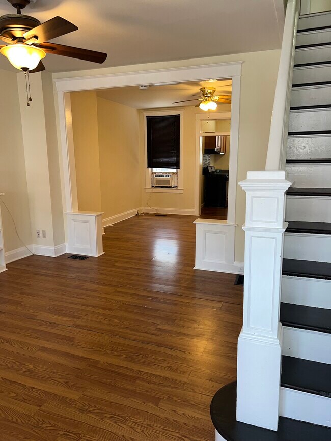 Foto del edificio - 1209 N Decker Ave