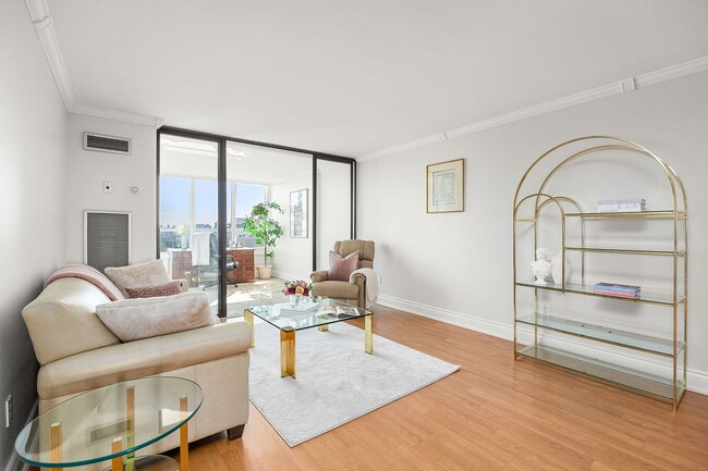 Photo du bâtiment - 65 Spring Garden Ave