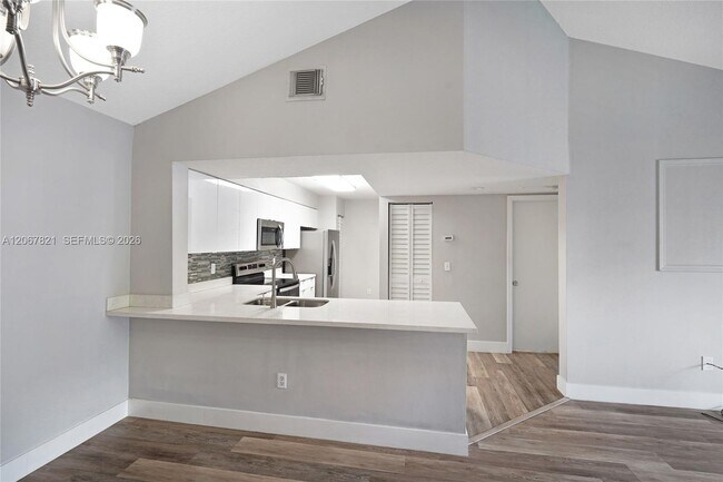 Foto del edificio - 18840 NW 57th Ave