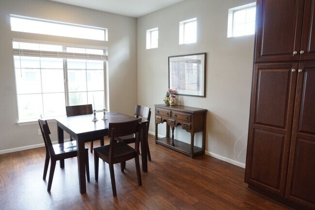 Foto del edificio - Partially Furnished (or unfurnished) Singl...
