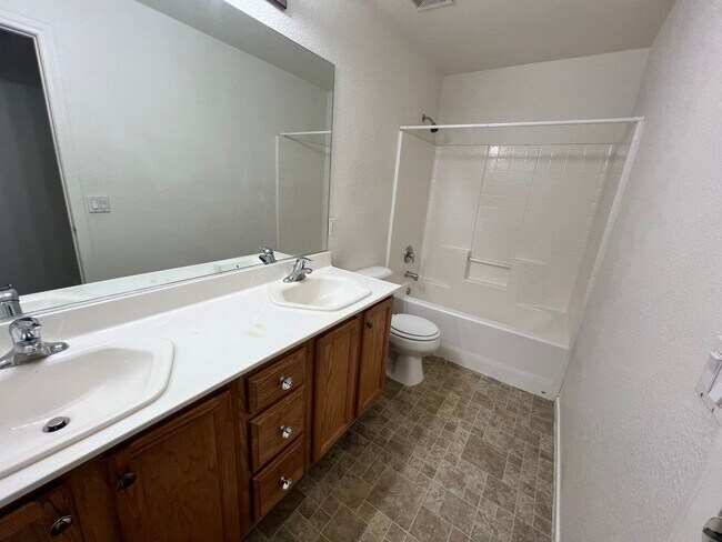 Foto del edificio - 4 Bedroom home with large lot