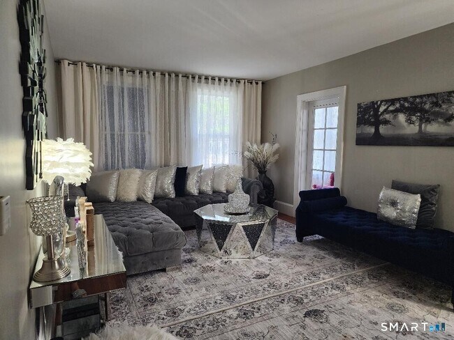 Foto del edificio - 44 Bamford Ave