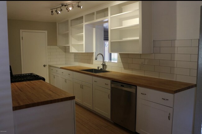 Foto del edificio - 5761 E 13th St