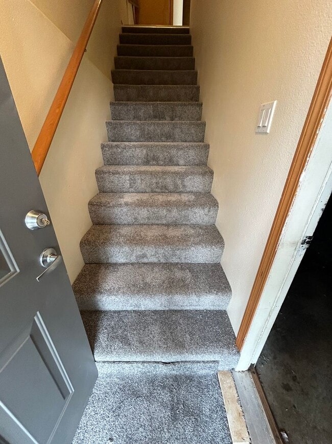 Building Photo - Fabulous 2 bed, 2 bath townhome with garag...