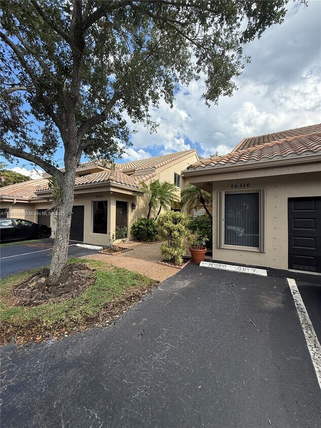 Foto principal - 16318 Malibu Dr