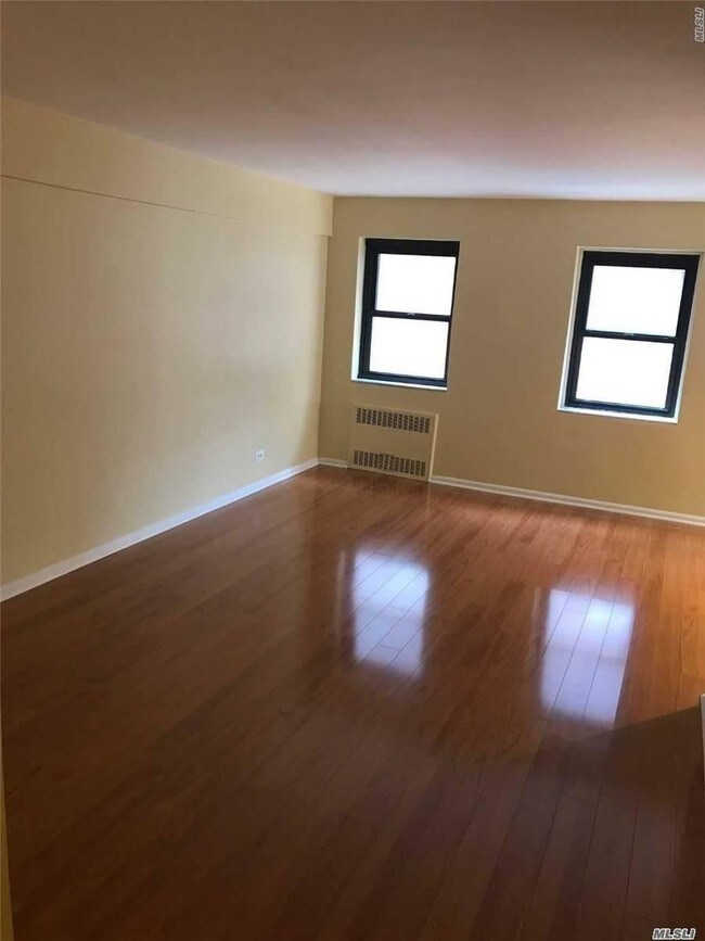 Foto del edificio - 118-60 Metropolitan Ave