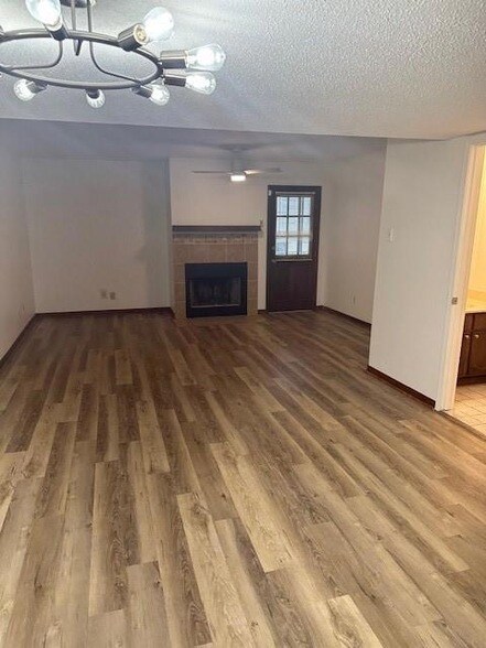 Foto del edificio - 3629 Ridgelake Drive
