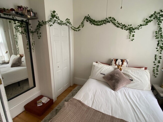 Building Photo - 32 irving St