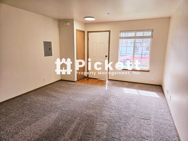 Building Photo - 3 Bedroom Townhouse in East Bremerton