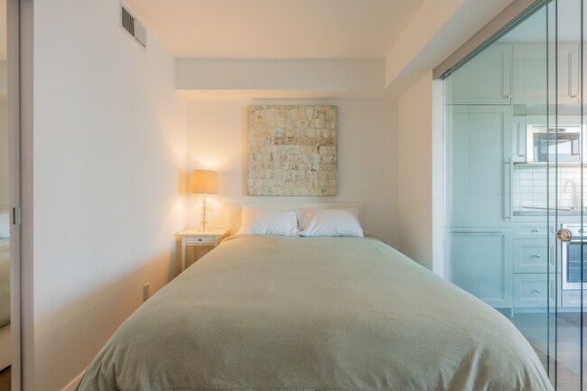 Building Photo - 155 Yorkville Ave