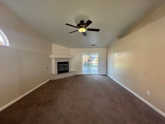 Building Photo - Spacious Northwest Bakersfield Home!