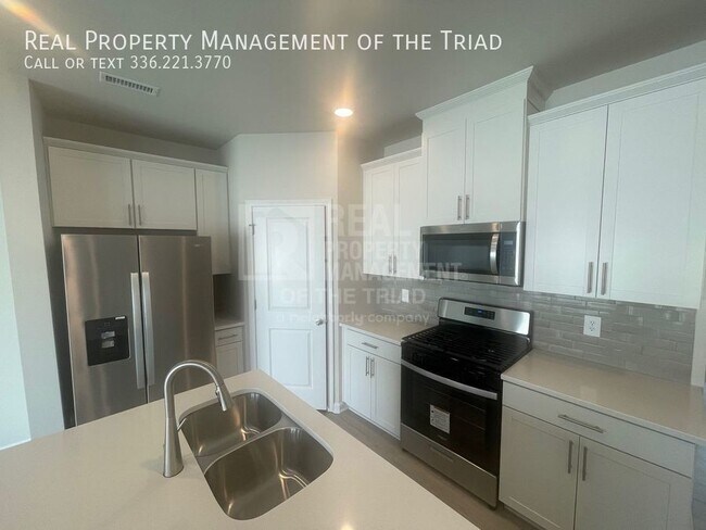 Building Photo - Lovely 3 bedroom, 2.5 bath Townhouse - Bra...